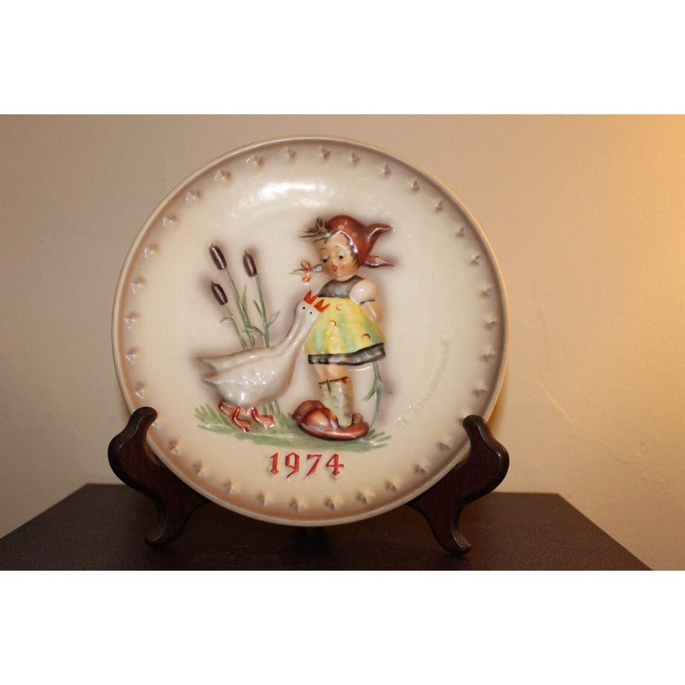VINTAGE Goebel  HUMMEL 4th Annual Plate 1974  7.5"